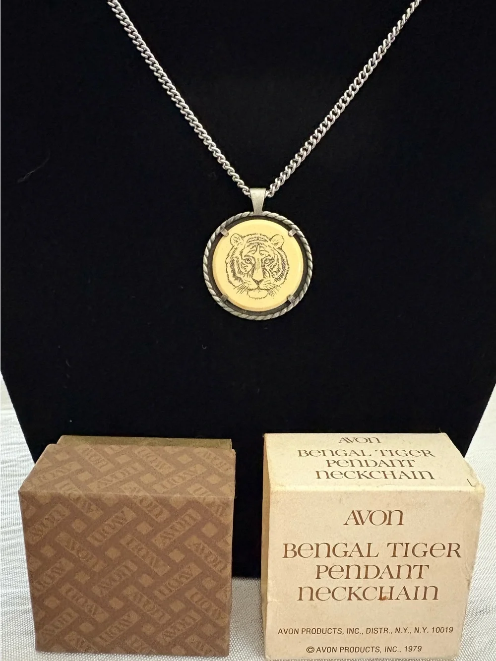NOS Vintage 1979 Avon Bengal Tiger Pendant Neckchain 20